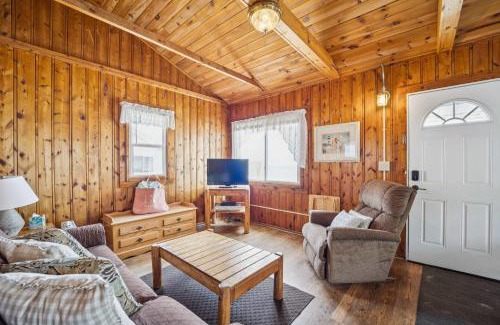 Greenbush Apartment | Sunnyside 2BR 1BA Relaxing Lakefront Retreat