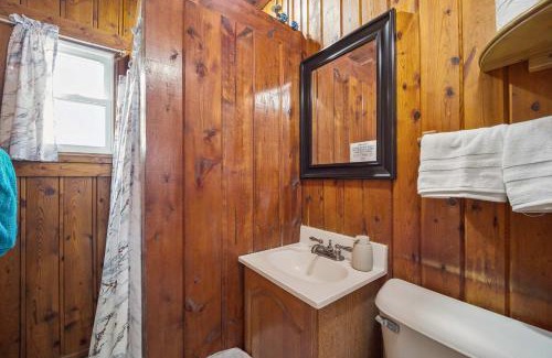 Greenbush Apartment | Sunnyside 2BR 1BA Relaxing Lakefront Retreat
