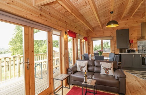 Crewkerne Cottage | SUNNYSIDE LODGE, pet friendly, with a garden in Crewkerne