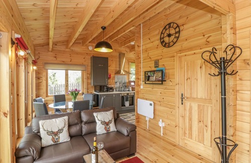 Crewkerne Cottage | SUNNYSIDE LODGE, pet friendly, with a garden in Crewkerne