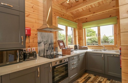 Crewkerne Cottage | SUNNYSIDE LODGE, pet friendly, with a garden in Crewkerne