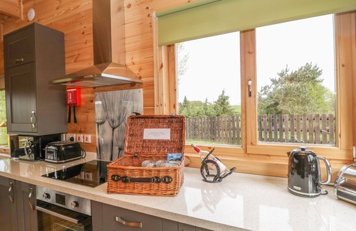 Crewkerne Cottage | SUNNYSIDE LODGE, pet friendly, with a garden in Crewkerne