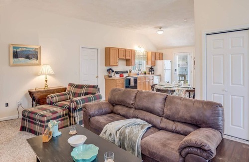South Lowell Apartment | Sunnyside Up: Low winter rates, Fast WiFi, close to Lowell, Raytheon, HPE, Rt 93, Rt 495, & more