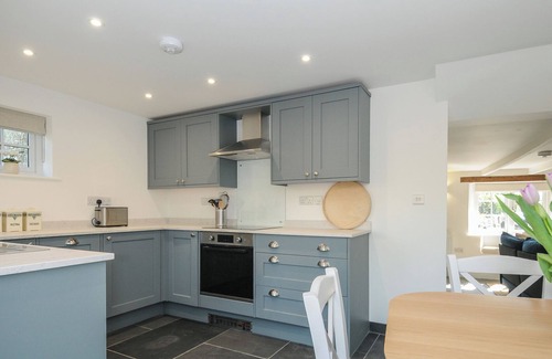 Saint Kew Cottage | SUNRISE COTTAGE, pet friendly, with open fire in St Kew Highway