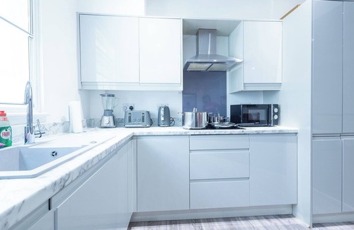 Gravesend Apartment | Sunrise Haven in Kent 2 bed Apartment Sleeps 7