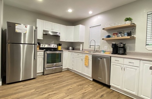 Kemp Cottage | Sunrise Retreat @ Cedar Creek Lake! Hot tub, kayak, SUP, firepit, fishing
