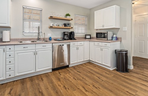 Kemp Cottage | Sunrise Retreat @ Cedar Creek Lake! Hot tub, kayak, SUP, firepit, fishing
