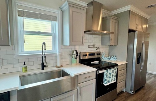Jensen Beach House | Sunrise & River Views * Fishing Access *Gym*Pool* Promo: 50% off 3rd night!