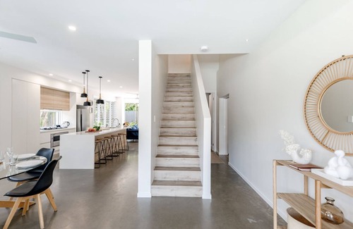 Sunrise Beach House | Sunrise SEA-esta - Stroll to Beach and Local Cafes