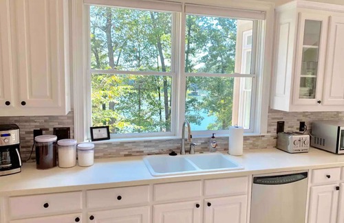 Flowery Branch House | Sunrise Villa - 7000 sf: 5 king/1 queen/7 single beds, heated pool, great views
