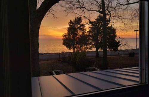 Colonial Beach House | Sunrise Waterfront Potomac Beach Haus near Two Beaches