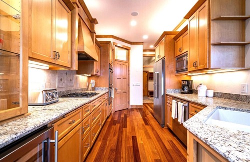 Okauchee Apartment | Sunset Cove Lake Home: Spacious 4BR/4 BA & Hot Tub