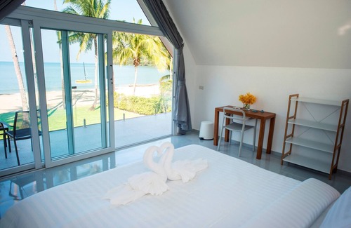Ko Chang Bed & Breakfast | Sunset Emily Villas - ROOM 7B/1 - double bedroom with sea view & BREAKFAST