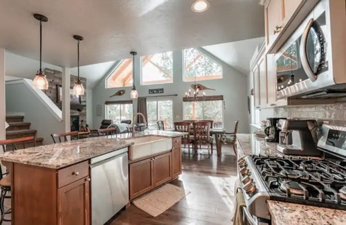 Cascade House | Sunset Hideaway. Private 5 minute walk to lake.