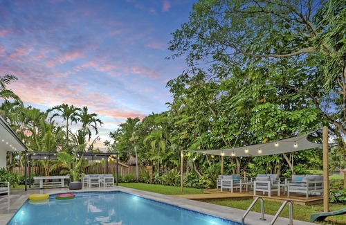 Westchester House | Sunset in Miami/22 guest/heated pool & lake view