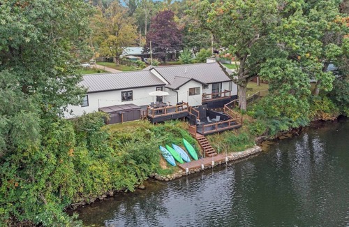 Wyatt House | Sunset Point: Spacious 4-bedroom house in Elkhart with WiFi, AC, Swim Spa