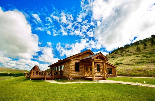 Belt House | Sunset Ranch ~ Stunning 8 bdrm 10 bath Home on Private Dude Ranch