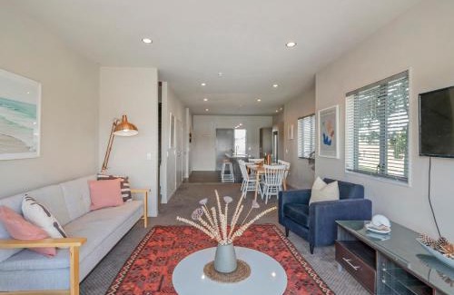 Matarangi House | Sunset Retreat - Matarangi Holiday Home