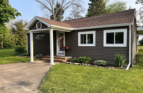 Niagara County House | Sunset Retreat on Beautiful Lake Ontario