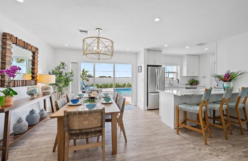 Juno Beach House | Sunset Ridge Cottage - Pool, Bikes, Beach & Views