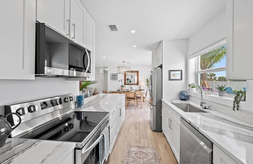 Juno Beach House | Sunset Ridge Cottage - Pool, Bikes, Beach & Views