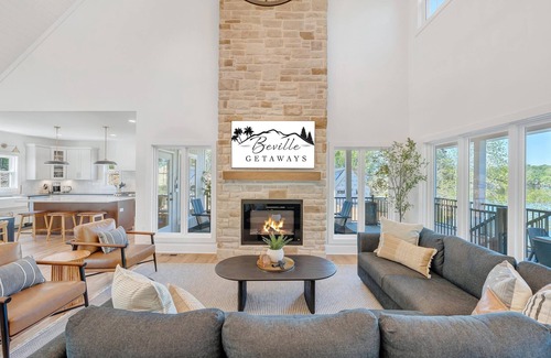 Moneta House | Sunset Ridge, Lakefront NEW Luxury w/7-Bedrooms + Heated Salt Pool, Covered Decks, Hot Tub & Dock!