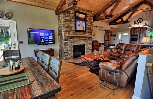 West Jefferson Ski Chalet | Sunset Ridge-Open for Bookings! Hot Tub, Ping Pong, Fire Pit, Wi-Fi