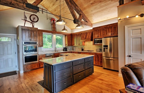 West Jefferson Ski Chalet | Sunset Ridge-Open for Bookings! Hot Tub, Ping Pong, Fire Pit, Wi-Fi