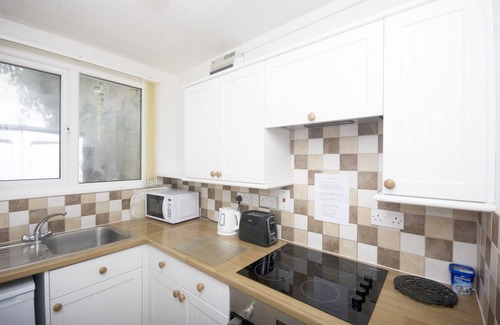 Ventnor Ski Chalet | Sunset Ridge villa with sea view, beach, cafes, shops within walking distance
