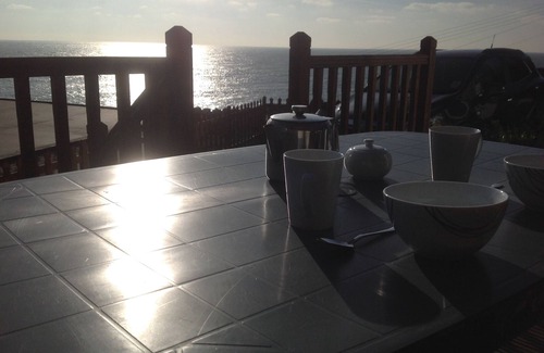 Ventnor Ski Chalet | Sunset Ridge villa with sea view, beach, cafes, shops within walking distance