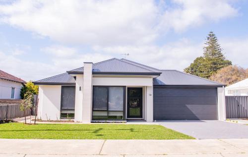 Busselton House | Sunset Shores 4BR Pool Retreat in Busselton
