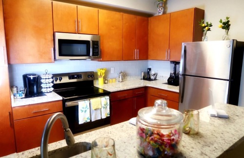 Paw Creek Apartment | Sunset Stays w/2QB/Balcony/3 Mins from Shopping & Dining