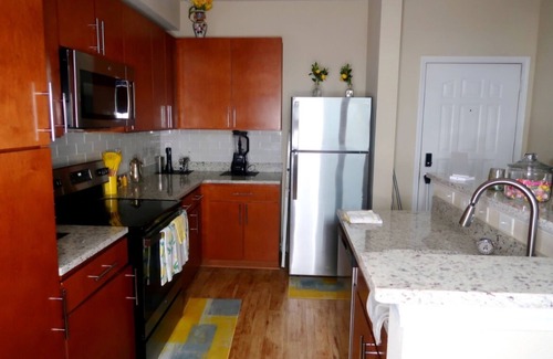 Paw Creek Apartment | Sunset Stays w/2QB/Balcony/3 Mins from Shopping & Dining