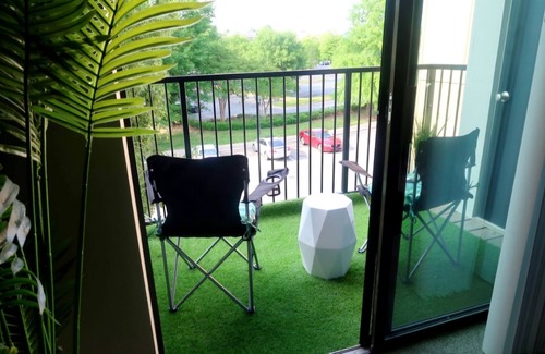 Paw Creek Apartment | Sunset Stays w/2QB/Balcony/3 Mins from Shopping & Dining