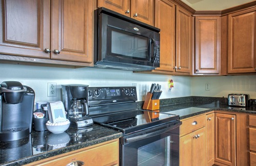 Wolf Laurel House | Sunset Summit | Mountain Retreat Next to Hatley Pointe Ski Resort | Hot Tub