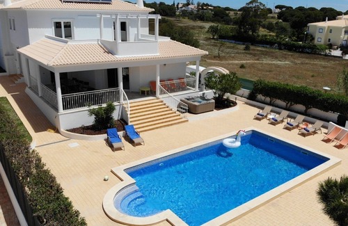 Olhos D'Agua Villa | Sunset Villa by Laranjal Rentals