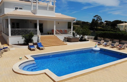 Olhos D'Agua Villa | Sunset Villa by Laranjal Rentals