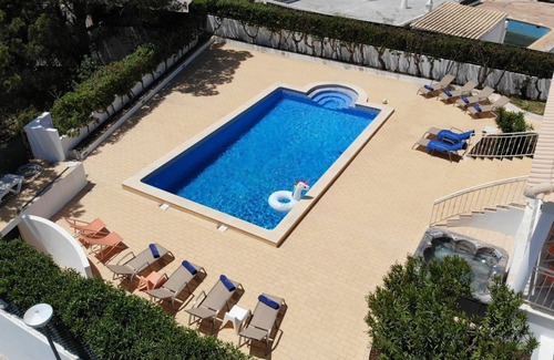 Olhos D'Agua Villa | Sunset Villa by Laranjal Rentals