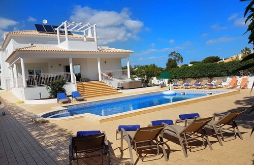 Olhos D'Agua Villa | Sunset Villa by Laranjal Rentals