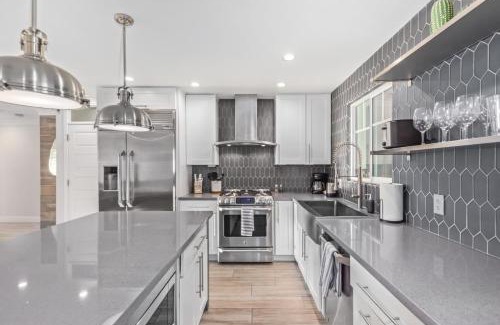 Camelback East House | Sunsets on 11th by AvantStay Resort-Style Pool Hot Tub Game Room