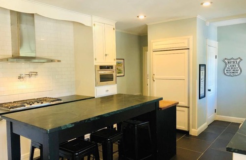 Fredericksburg House | Sunshine Haus, Sleeps up to 14, Hot Tub, Pool, Walk to Main Street, 2 firepls
