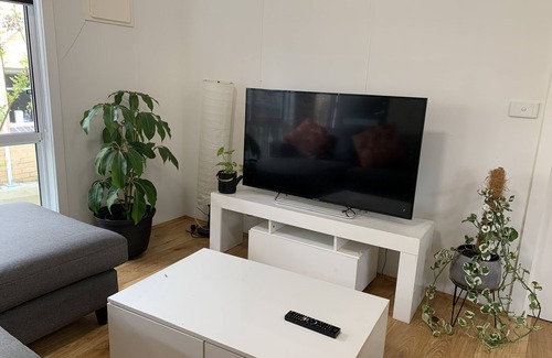 Coburg Apartment | Sunshine Home on the Creek