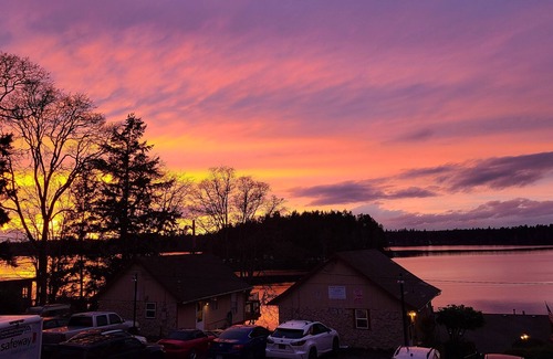 Tillicum House | Sunshine Lakeview House- Pet Friendly!