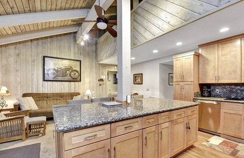 Mammoth Lakes Condo | Sunshine Village 148: Near Eagle Lodge & Sierra Star Golf