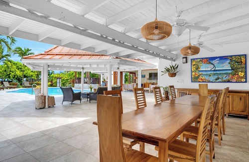Runaway Bay Villa | Sunspot 6-BEACHFRONT VILLA! POOL, STAFF!