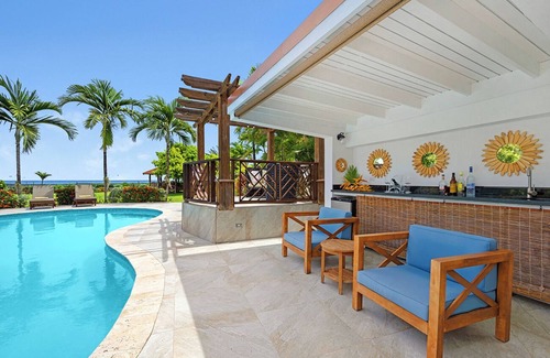 Runaway Bay Villa | Sunspot 6-BEACHFRONT VILLA! POOL, STAFF!