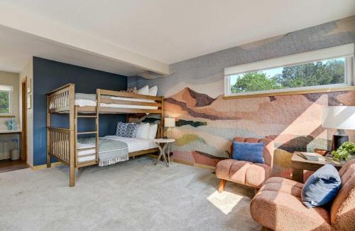Skyway House | Sunstone Mesa Luxe Broadmoor Getaway w Hot Tub