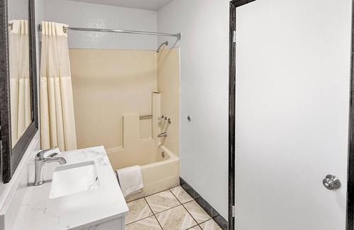 Southeast Anaheim Hotel | Super 7 Motel