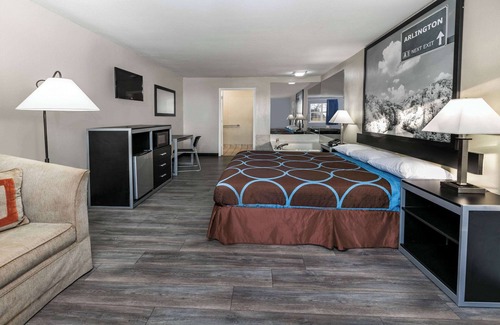 South Arlington Hotel | Super 8 by Wyndham Arlington Near AT&T Stadium