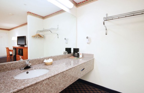 South Arlington Hotel | Super 8 by Wyndham Arlington Near AT&T Stadium